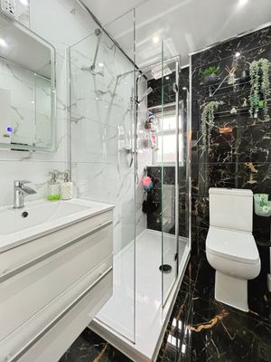 Shower room- click for photo gallery